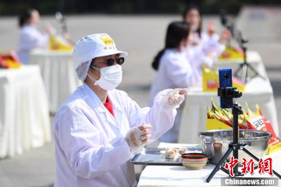 ピリ辛スナックを具にした餃子？商品販促にライブ配信活用　湖南省