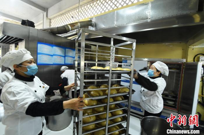 業(yè)務(wù)再開を秩序よく推進　重慶の企業(yè)が「巨大マントウ」