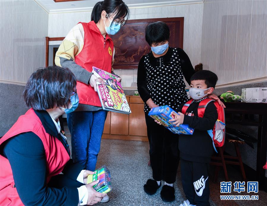 浙江省杭州市でボランティアが醫(yī)療従事者の子供に思いやり示す活動(dòng) 