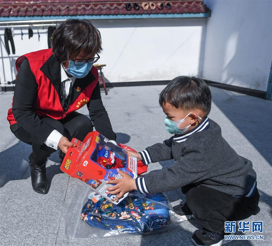 浙江省杭州市でボランティアが醫(yī)療従事者の子供に思いやり示す活動 