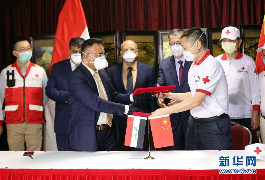 3月16日、イラク?バグダッドで、防疫物資引き渡しに関する覚書(shū)を取り交わす中國(guó)の専門(mén)家チームとバグダッド?メディカルシティの代表（撮影?Khalil Derwood）。