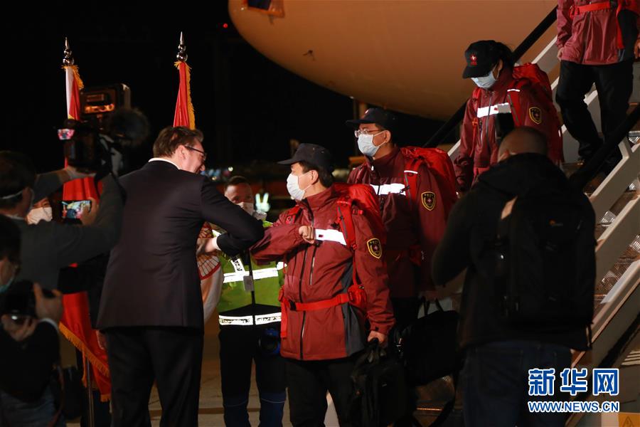 セルビアに中國(guó)の醫(yī)療支援チームが到著　大統(tǒng)領(lǐng)自ら肘タッチで歓迎