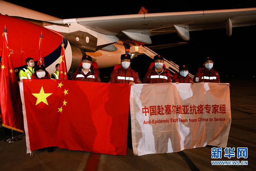 セルビアに中國の醫(yī)療支援チームが到著　大統(tǒng)領(lǐng)自ら肘タッチで歓迎