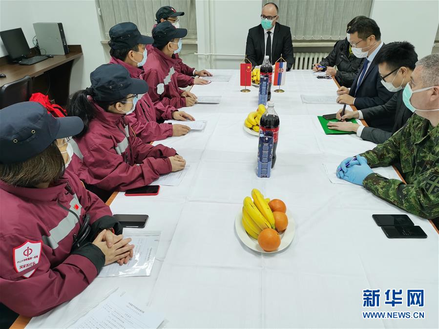 セルビアに中國(guó)の醫(yī)療支援チームが到著　大統(tǒng)領(lǐng)自ら肘タッチで歓迎