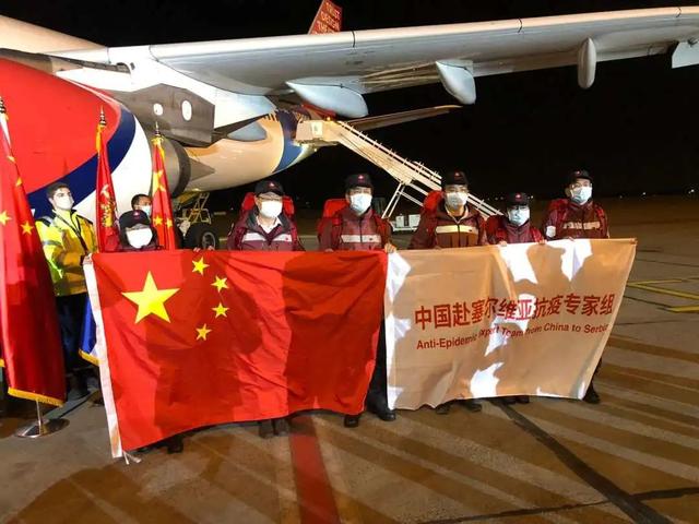セルビアに中國の醫(yī)療支援チームが到著　大統(tǒng)領(lǐng)自ら肘タッチで歓迎