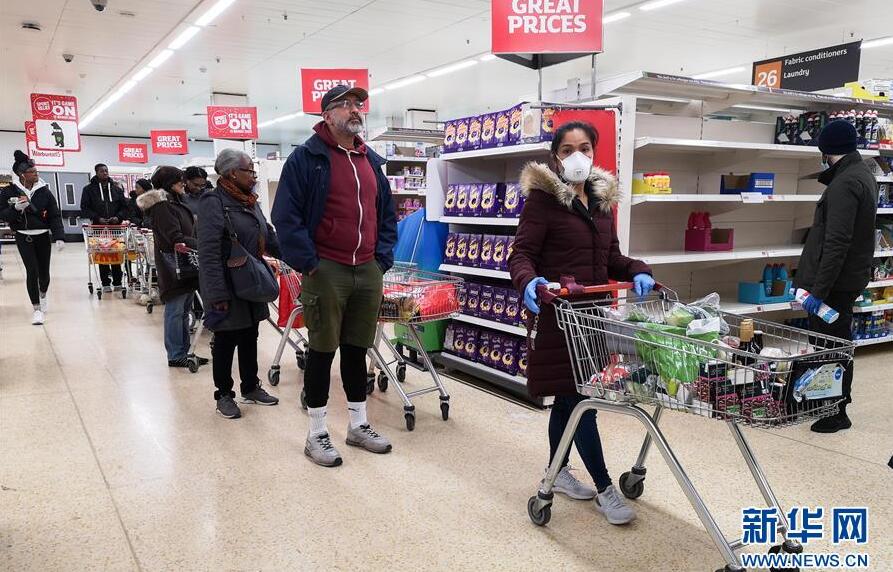 英首相「レストラン、映畫館など閉鎖」　スーパーでは行列