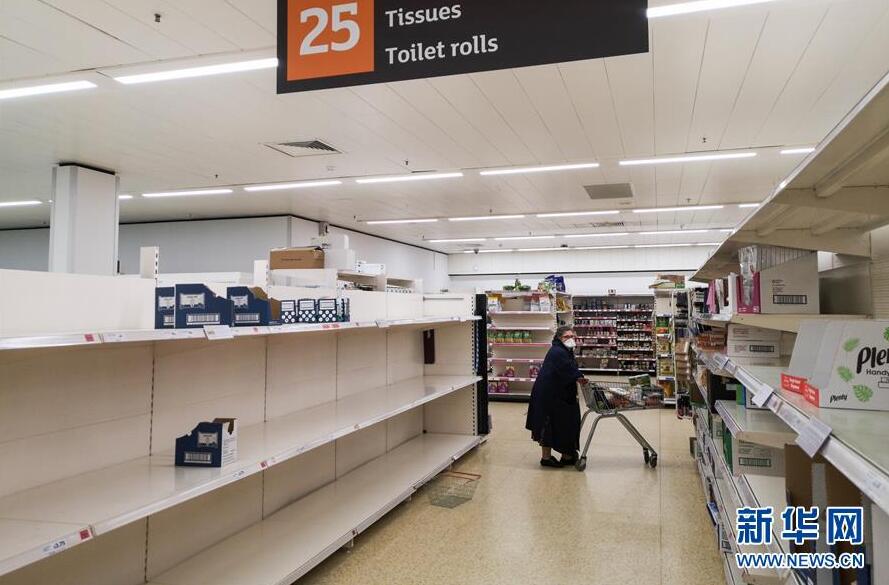 英首相「レストラン、映畫館など閉鎖」　スーパーでは行列