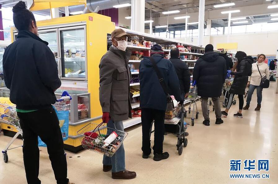 英首相「レストラン、映畫館など閉鎖」　スーパーでは行列