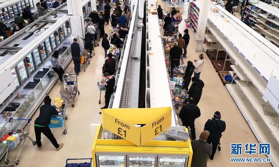 英首相「レストラン、映畫(huà)館など閉鎖」　スーパーでは行列