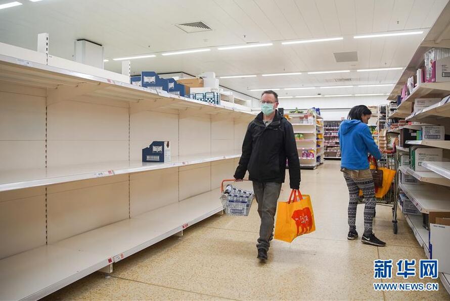 英首相「レストラン、映畫館など閉鎖」　スーパーでは行列