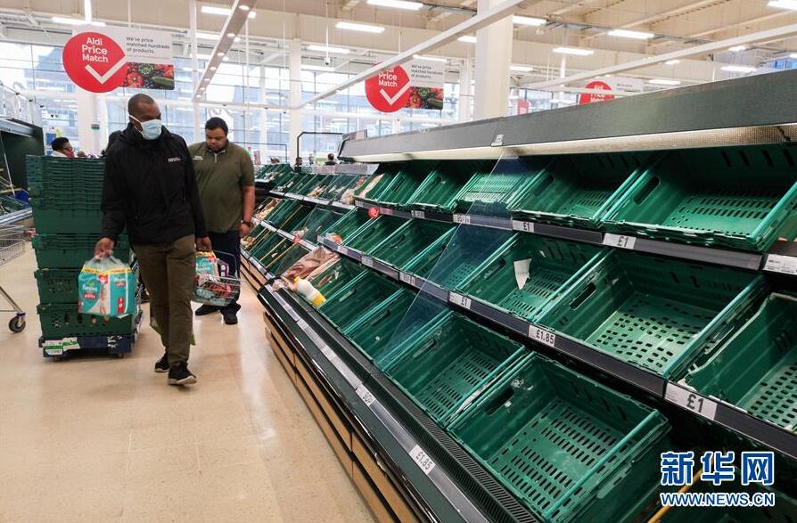 英首相「レストラン、映畫館など閉鎖」　スーパーでは行列