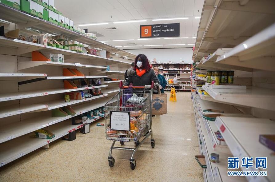 英首相「レストラン、映畫館など閉鎖」　スーパーでは行列