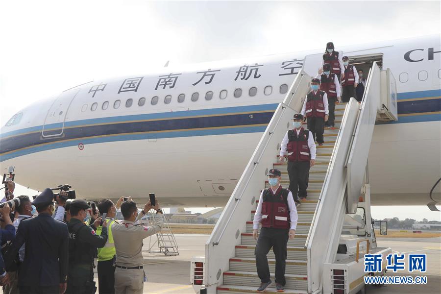 中國醫(yī)療専門家チームが感染癥対策支援のためカンボジアに到著