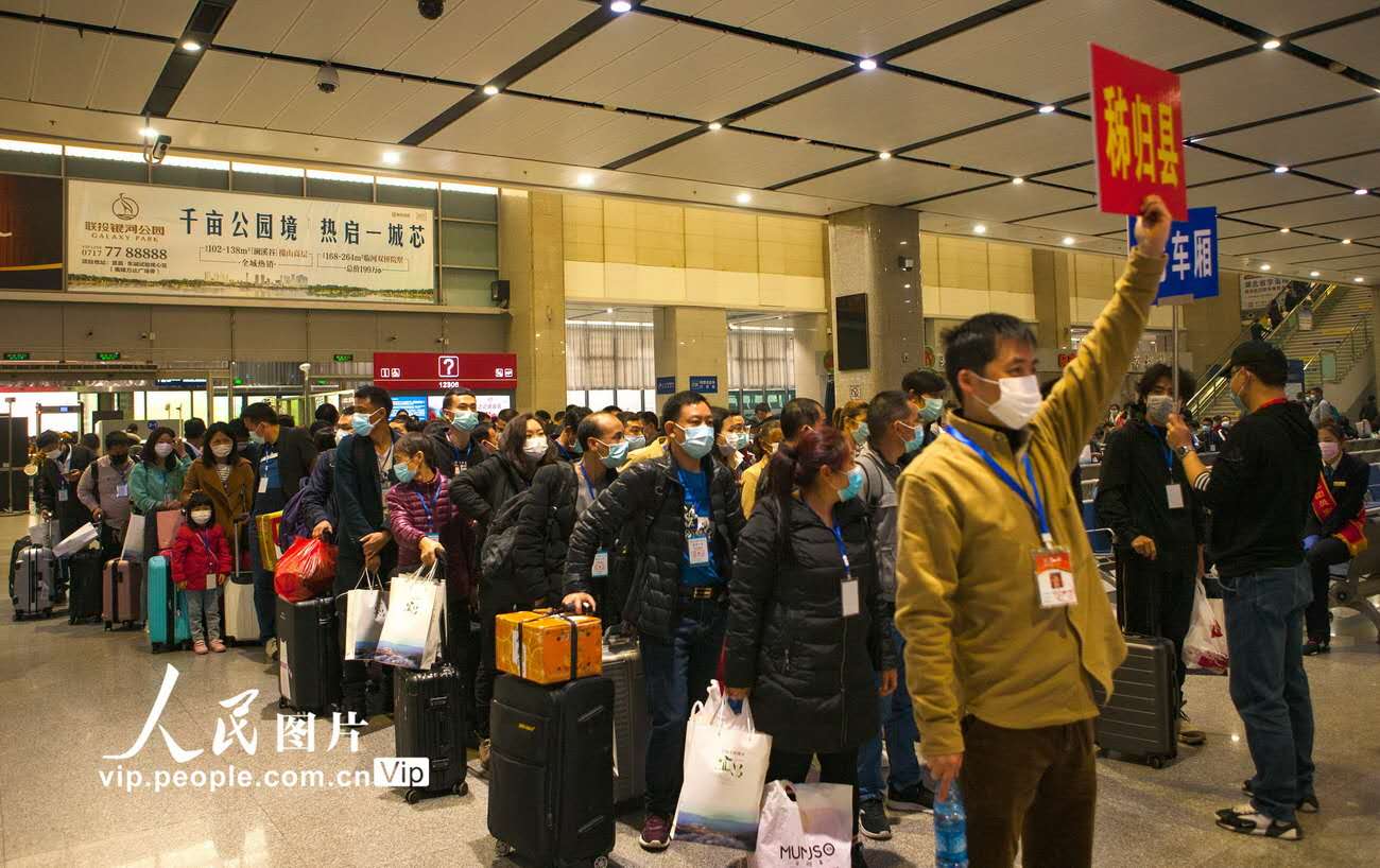 3月23日、三峽ダム區(qū)秭帰県から職場に戻るため、並んで宜昌東駅に入場する出稼ぎ労働者（撮影?文振効/寫真著作権は人民図片が所有のため転載禁止）。?