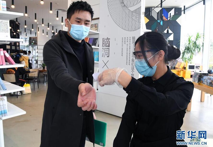 北京で書(shū)店の営業(yè)が徐々に再開(kāi)　読者が早速來(lái)店