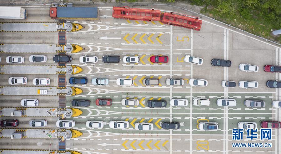 3月24日、武漢西高速料金所交通チェックポイントに整然と列を作る武漢に戻る車両（ドローンで撮影?才揚(yáng)）。