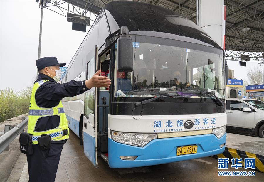 ようやく武漢へ！高速道路料金所に整然と列をなす武漢に戻る車両