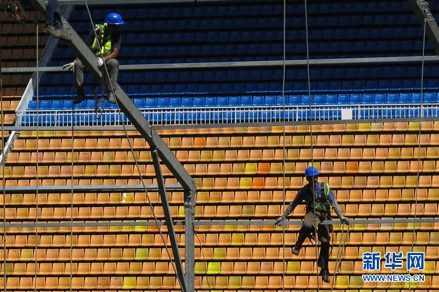 23日、ブラジル?サンパウロのパカエンブースタジアム內(nèi)で臨時(shí)醫(yī)療施設(shè)を建設(shè)する作業(yè)員。