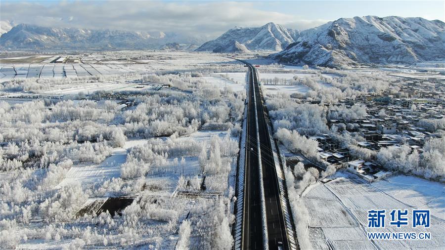 チベット、雪が積もりヤルンツァンポ川に絵に描いたような絶景広がる
