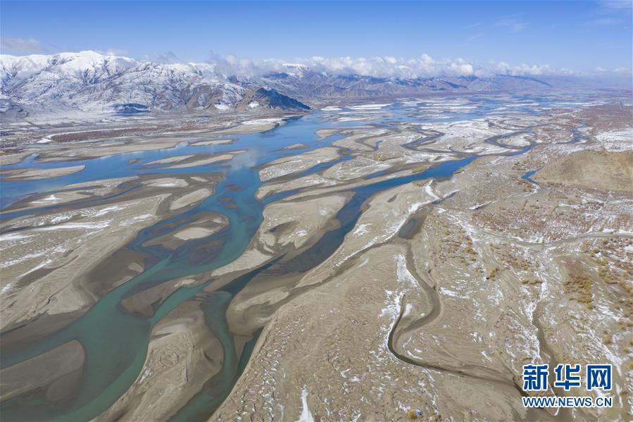 チベット、雪が積もりヤルンツァンポ川に絵に描いたような絶景広がる