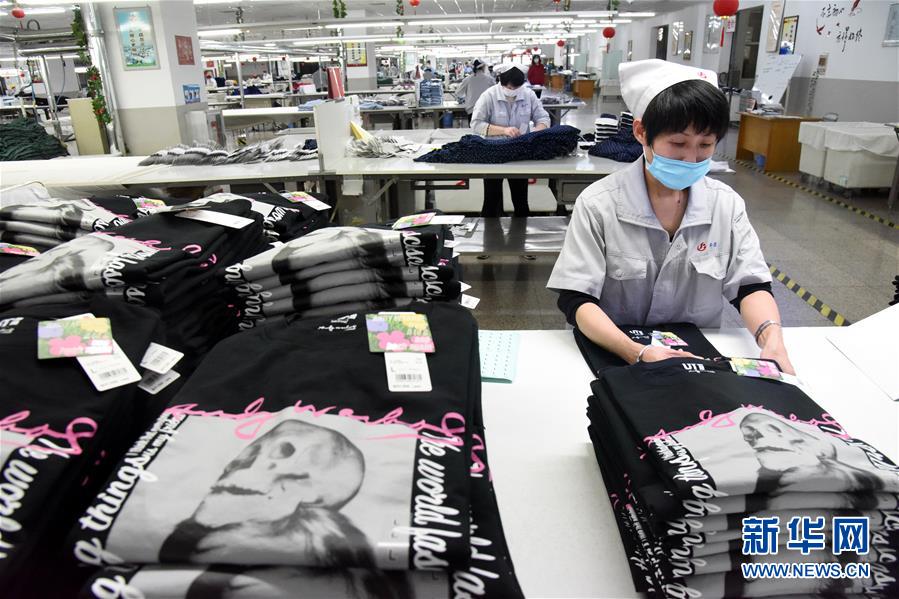 3月28日、完成した衣服を畳む即発集団の作業(yè)員（撮影?李紫恒）。