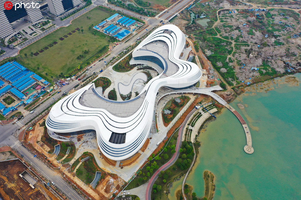 広西の巨大な建築物「胡蝶樓」（寫真著作権は東方ICが所有のため転載禁止）。