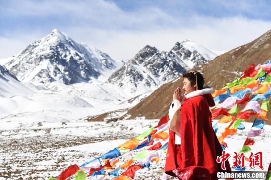 春の氷雪に包まれた甘粛粛南巴爾斯雪山の秘境、観光客を魅了