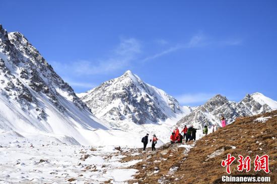 春の氷雪に包まれた甘粛粛南巴爾斯雪山の秘境、観光客を魅了