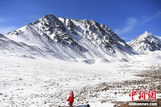 春の氷雪に包まれた甘粛粛南巴爾斯雪山の秘境、観光客を魅了