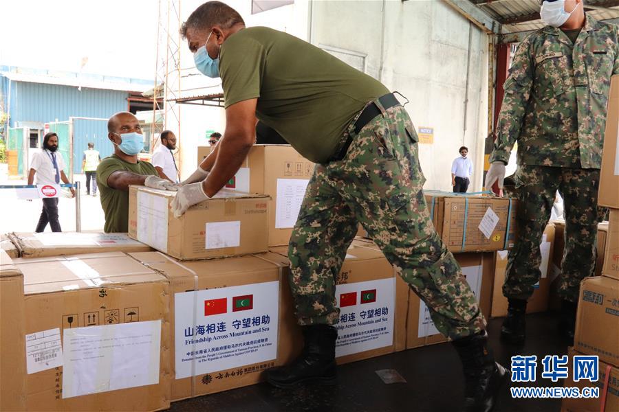 3月27日、モルディブ共和國ヴェラナ國際空港で、防疫支援物資を運搬する職員（撮影?李翔）。