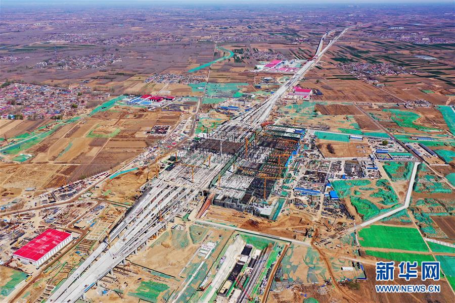 3月27日に撮影した京雄都市間鉄道の雄安駅の工事現(xiàn)場（ドローンで撮影?牟宇）。