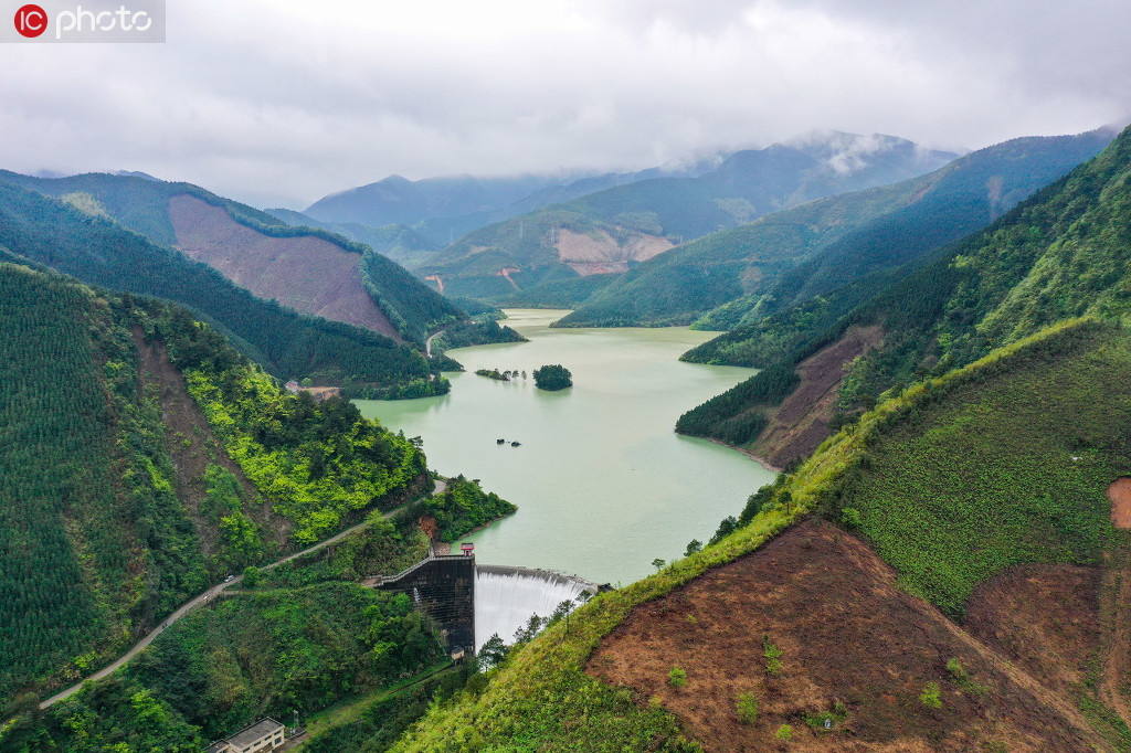 増水したダムから勢いよく流れ落ちる扇形の滝　広西チワン族自治區(qū)