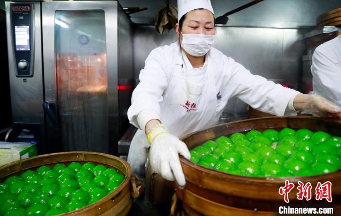 上海老舗の「ネットで有名なよもぎ饅頭」に行列