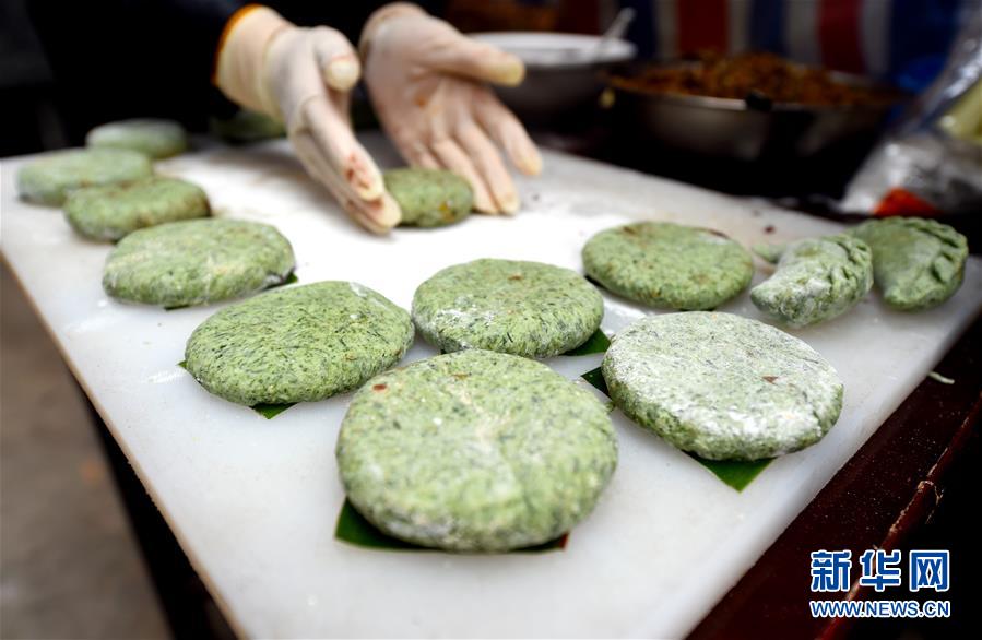 4月2日、黃山市徽州區(qū)西渓南村で、清明◆を作る村民（撮影?周牧）。