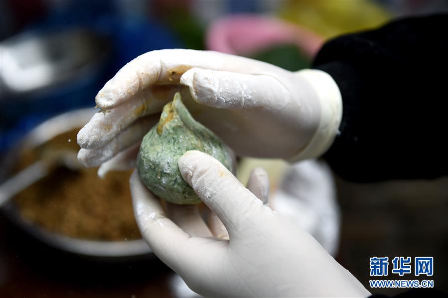 春の香り漂う清明節(jié)の軽食作り　安徽省黃山市