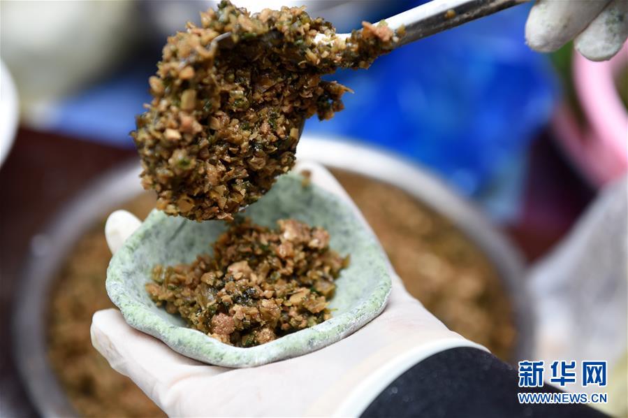 春の香り漂う清明節(jié)の軽食作り　安徽省黃山市