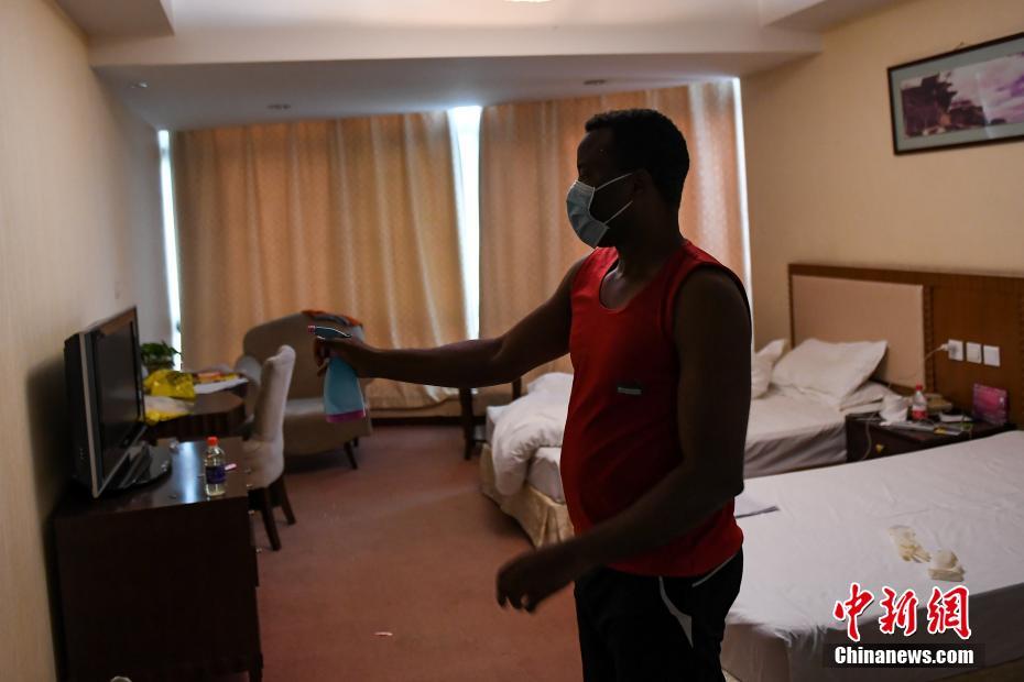 「ウイルス」が繋げた男性看護(hù)師とアフリカ人の縁 