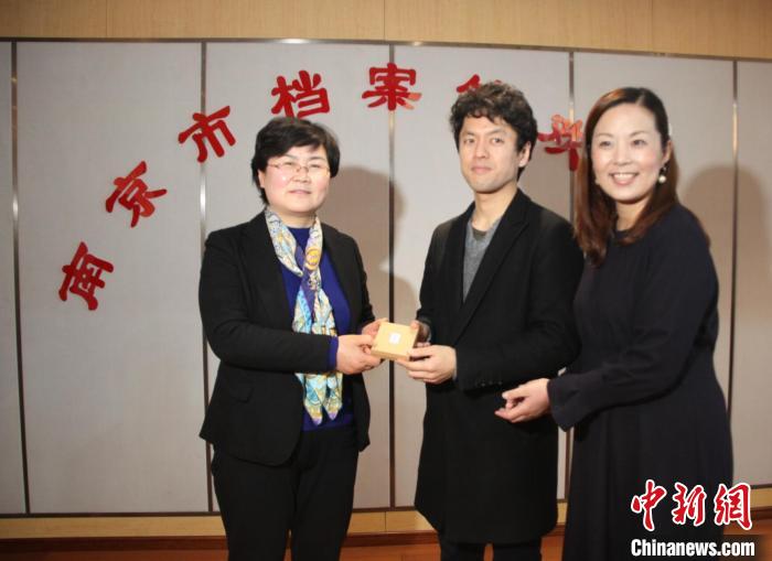 竹內(nèi)亮さんと趙萍さん夫妻が「感染者ゼロの街」の映像資料を南京市公文書館に無償で寄贈した。（撮影?梅正亮） 