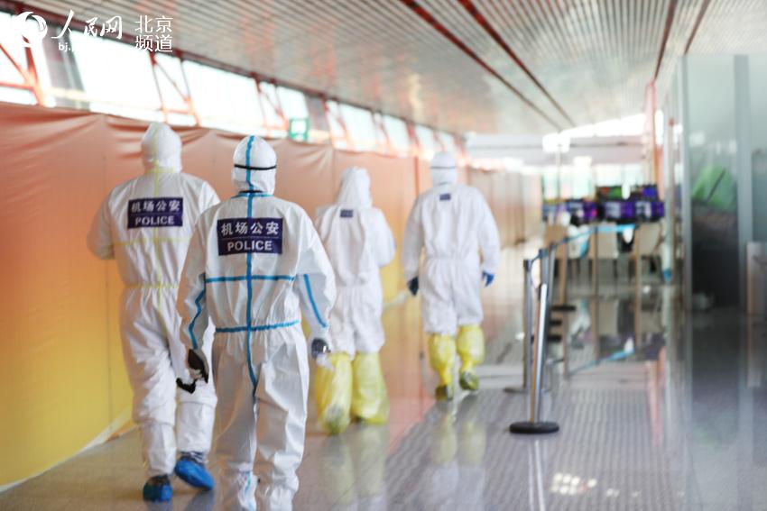 首都國(guó)際空港を駆け回るネイビーブルーの「防御線」　北京