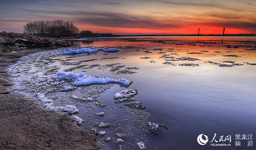 ハルビンの松花江で春の訪れ告げる「解氷」　黒竜江省