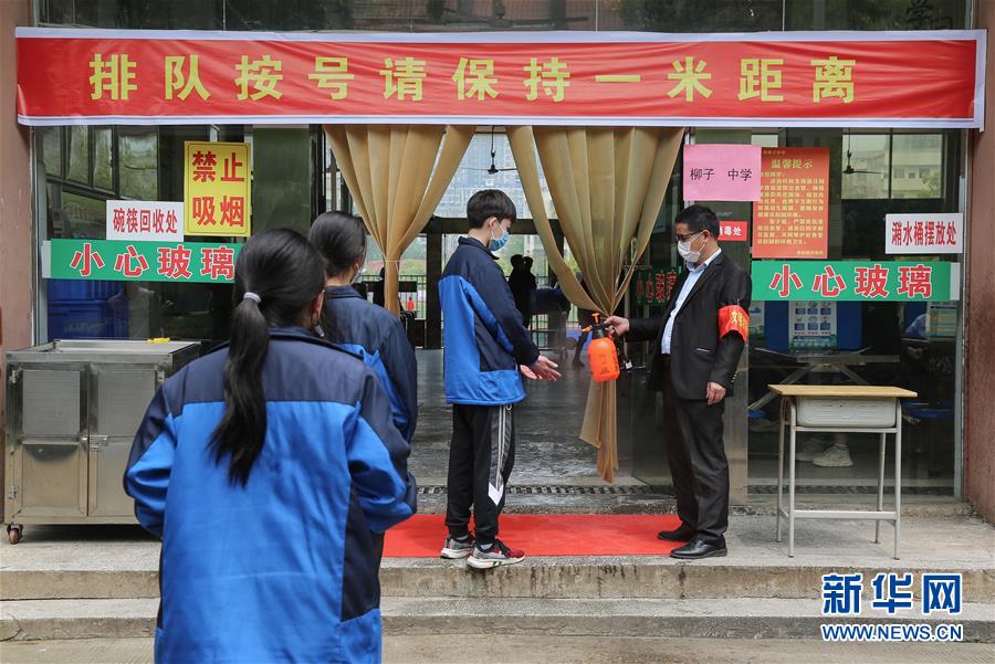 授業(yè)再開後、學(xué)食で「距離を取って食事をする」生徒たち　湖南