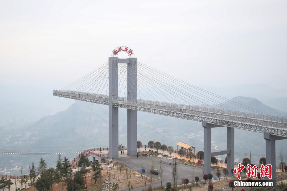 上空から見た「世界最長のガラス製スカイウォーク」 貴州石阡