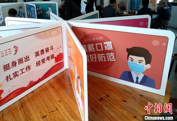 職員食堂のテーブルにパーティション設(shè)置し、交差感染対策　福建省