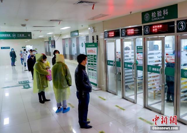 職場(chǎng)復(fù)帰者らが健康診斷を受診　湖北省武漢