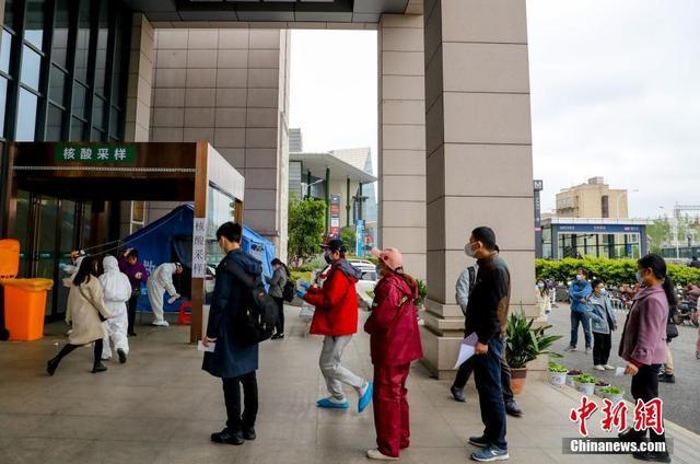 職場復(fù)帰者らが健康診斷を受診　湖北省武漢