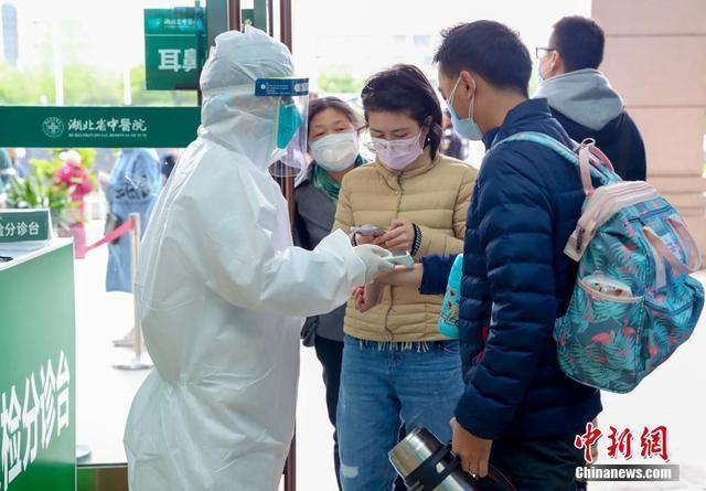 職場復(fù)帰者らが健康診斷を受診　湖北省武漢