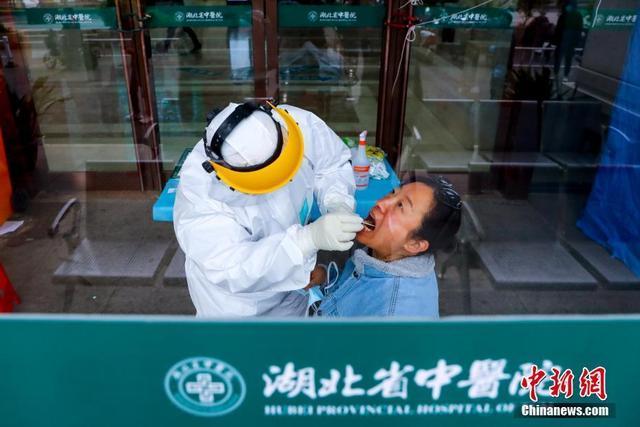 職場復(fù)帰者らが健康診斷を受診　湖北省武漢