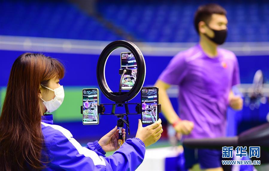 4月12日、開幕式會場となった河北體育館で大會に參加する出場選手代表（撮影?張暁峰）。