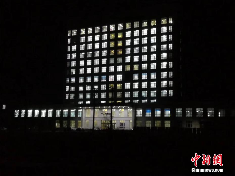 夜景に浮かび上がる綏芬河方艙醫(yī)院（撮影?姚自強）。