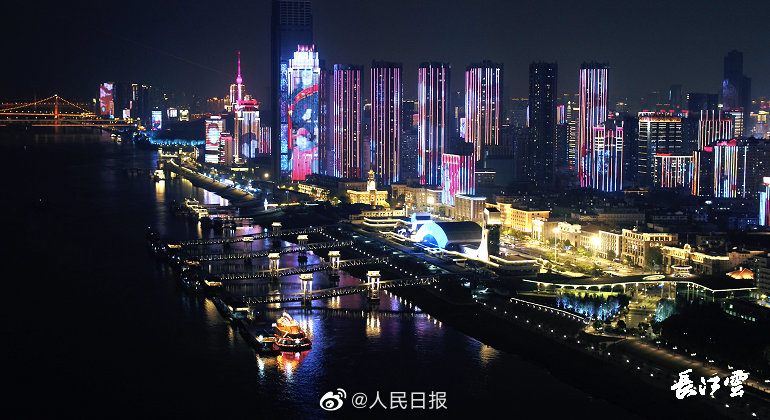 25キロにわたるライトアップで湖北を支援した省?市と解放軍に感謝示す　湖北省